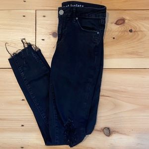 Black distressed skinny jeans
